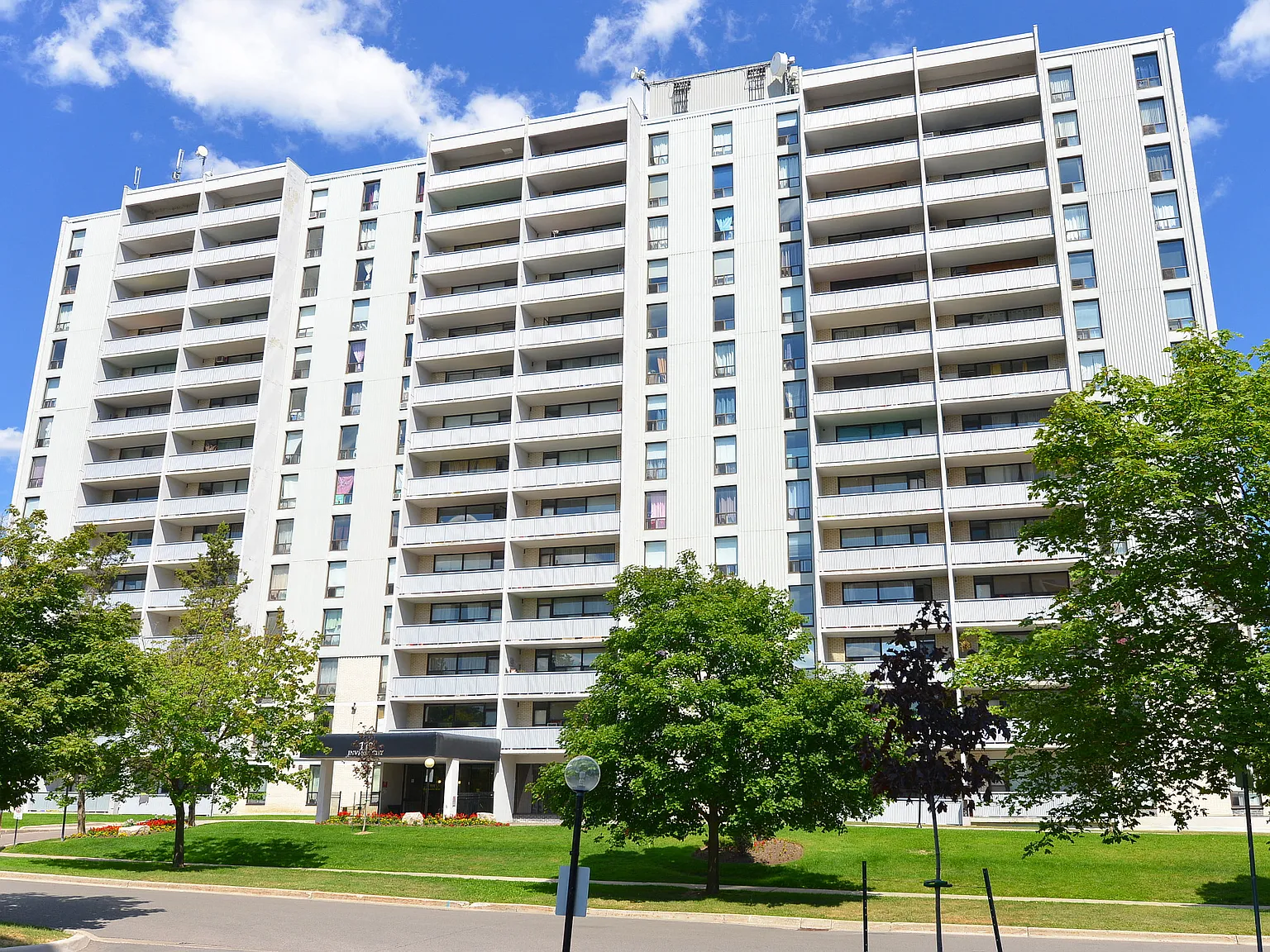 111 Inverlochy Boulevard — Photo 4