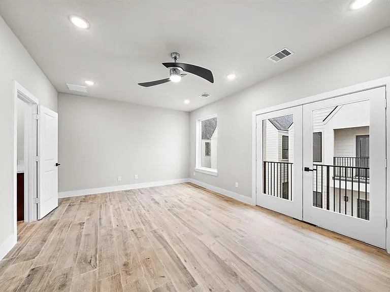 228 W 28th St — Photo 18