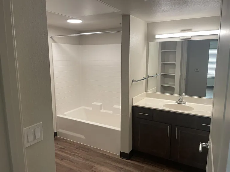 Lynne Village Apartments — Photo 39
