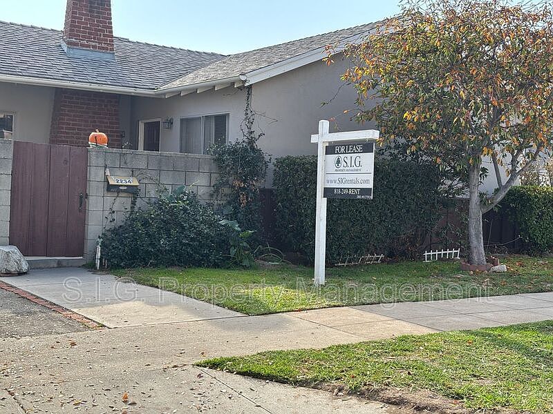 1st image of 2232 1/2 Montrose Ave