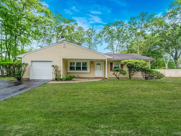 9 Fenwick Avenue, Farmingville, NY 11738
