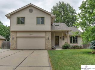 1002 Hickory Hill Rd, Papillion, NE 68046