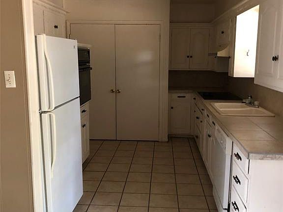 3rd image of 2541 Greenbriar Dr