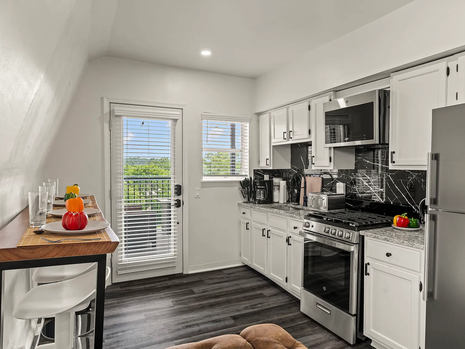 2 bed, 800 sqft, $4,800 — Photo 2