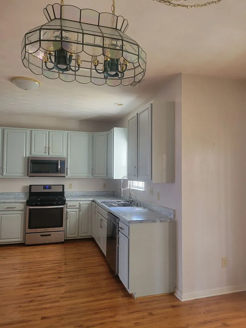 3 bedroom, 2.5 bathrooms single family home — Photo 3