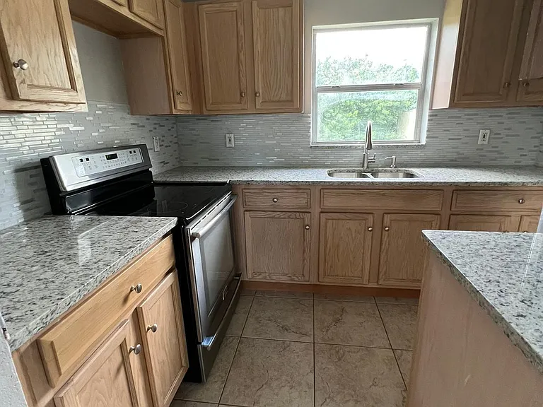 1883 Breezy Ln — Photo 4