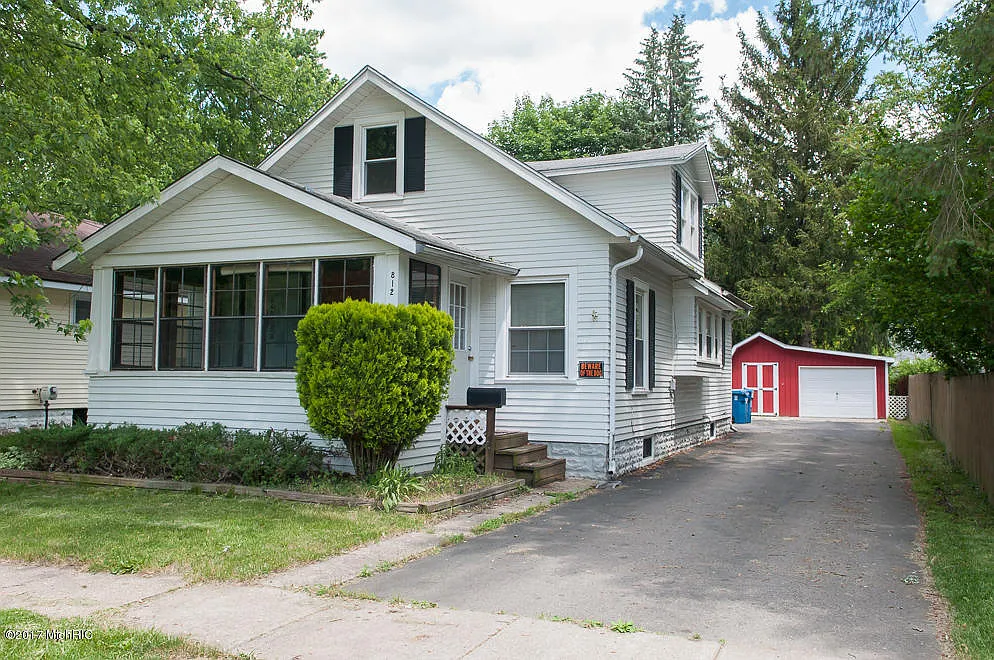 812 Washburn Ave photo 1