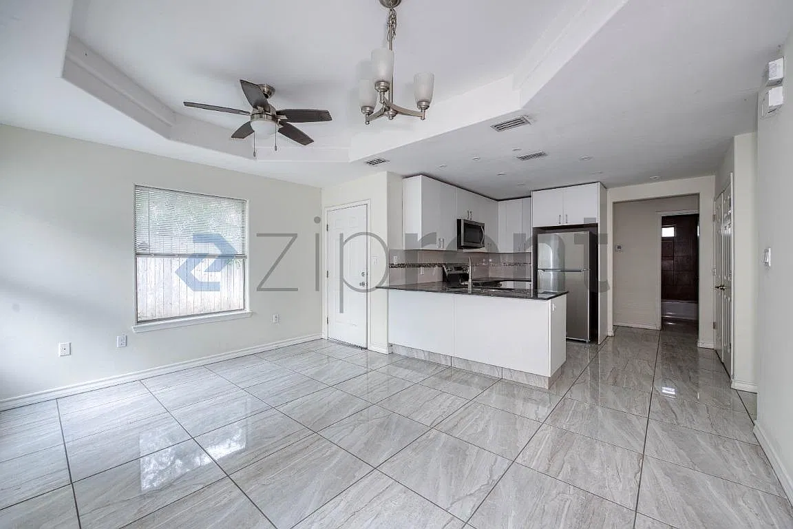 3 bed, 1100 sqft, $1,250 — Photo 1