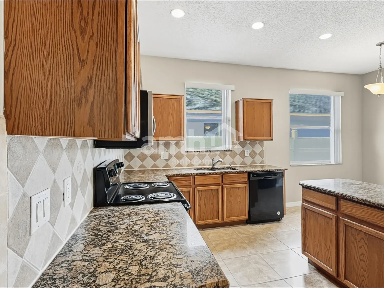 3 bed, 2.0 bath, 1972 sqft, $2,560 — Photo 3
