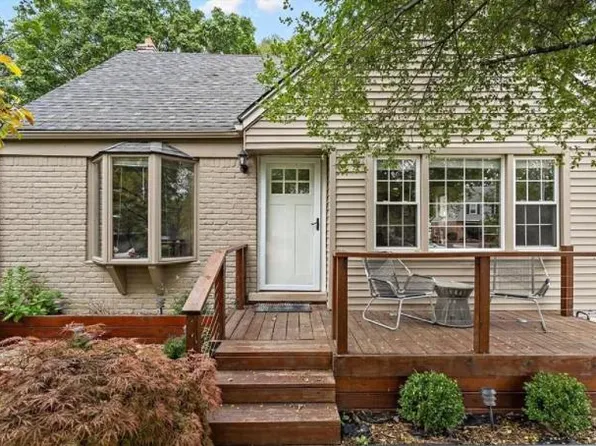 426 Hillcrest Ave, Grosse Pointe Farms, MI 48236