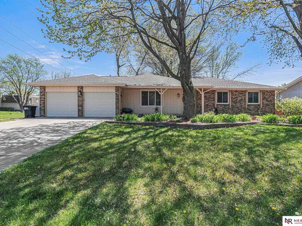 5715 S 93rd St, Omaha, NE 68127