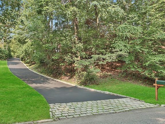 3rd image of 6 Cecilia Ln