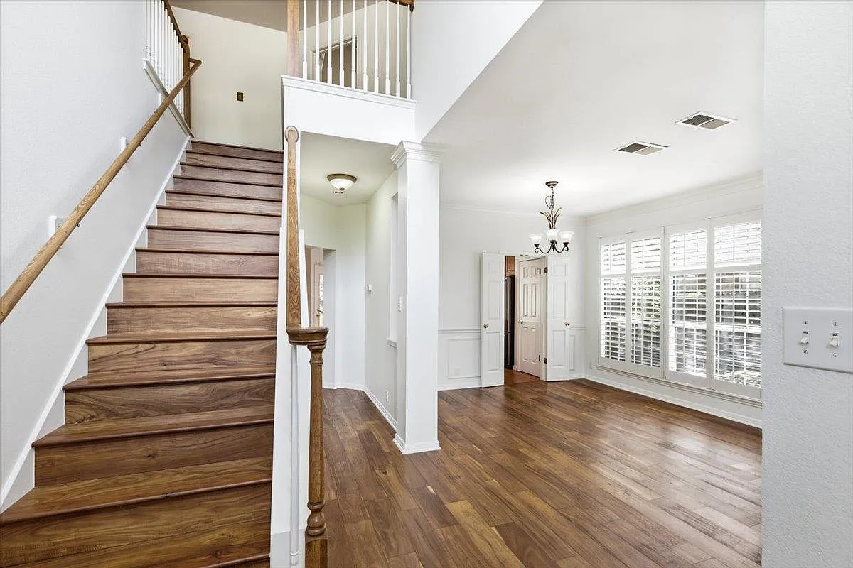 5 bed, 2.5 bath, 2455 sqft, $3,200 — Photo 3