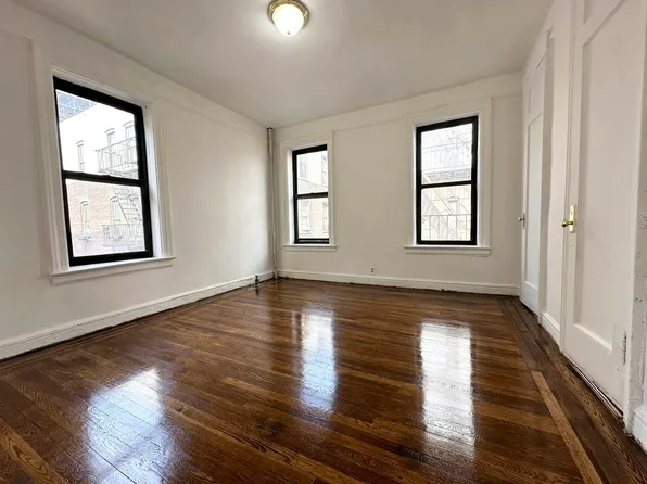 2525 Aqueduct Avenue West image 1 of 11