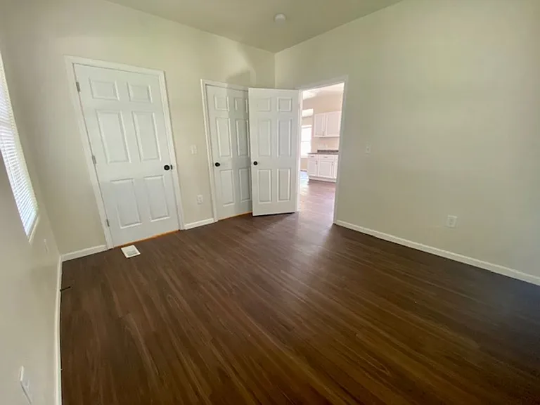 1172 E Walnut St — Photo 15