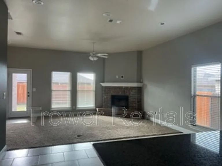 810 E 92nd St — Photo 3