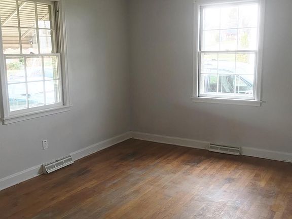 3rd image of 5728 White Oak Dr
