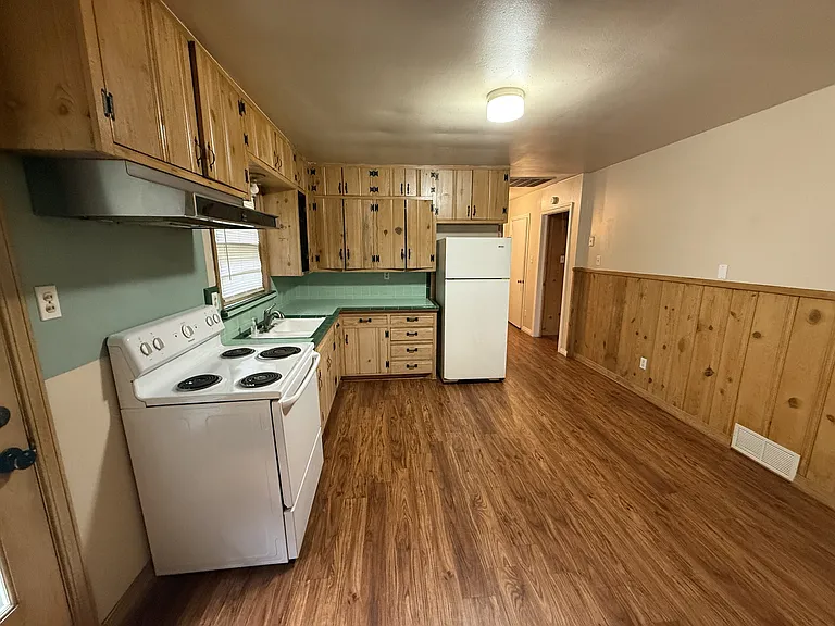 608 W Kings Rd — Photo 9