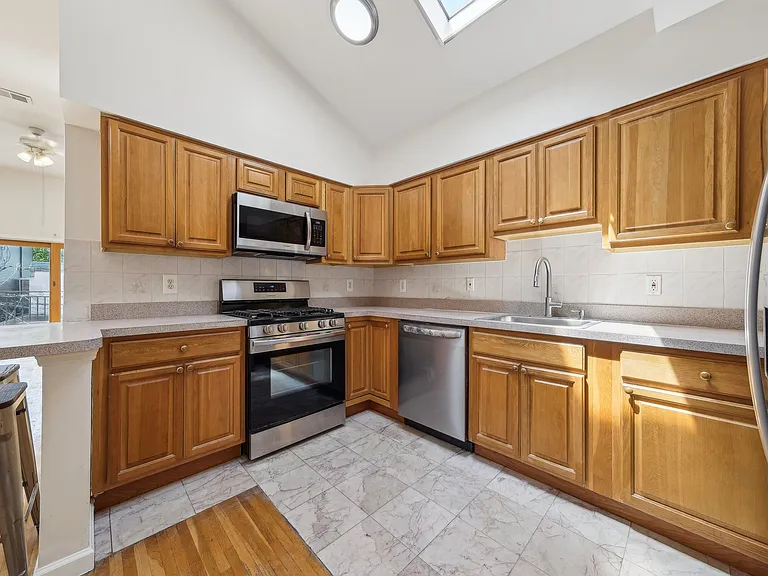 68 Lincoln St #2 — Photo 7