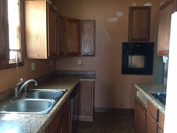 4th image of 914 E 4th St