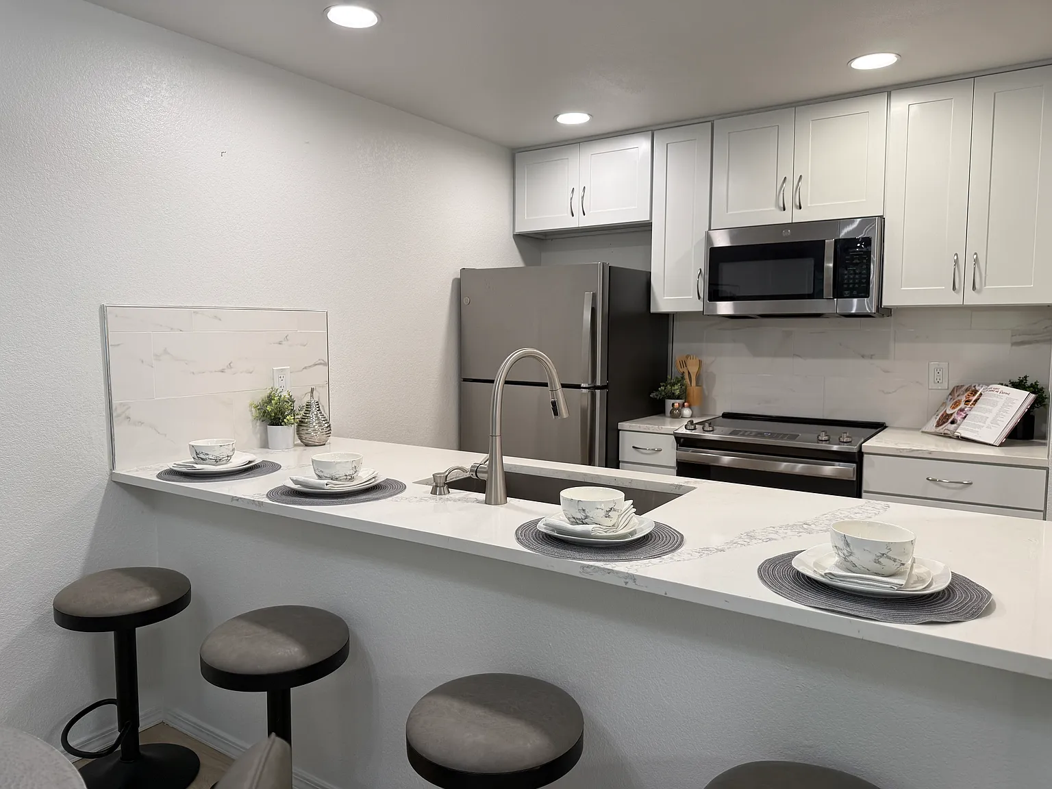 2 bed, 1086 sqft, $3,000 — Photo 1