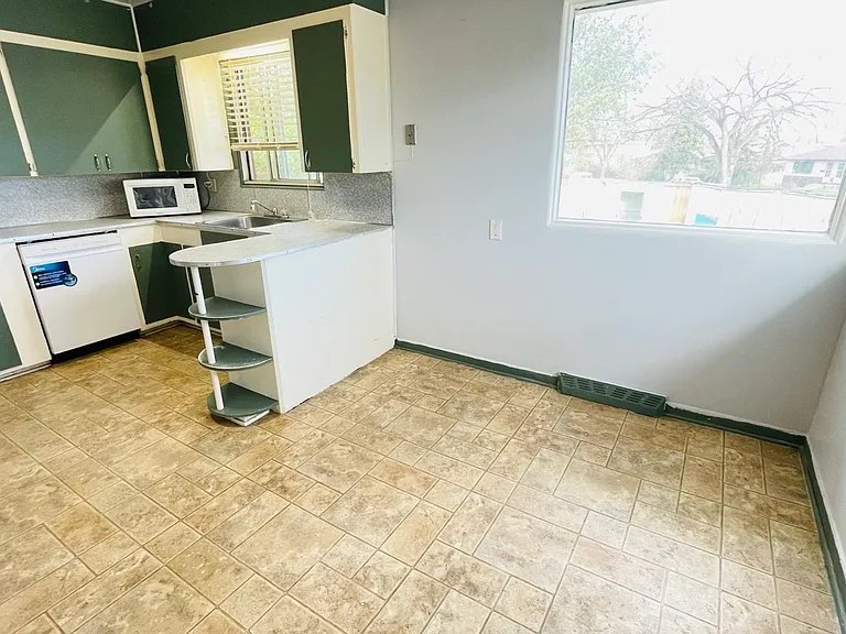 536 Northmount Dr NW — Photo 6