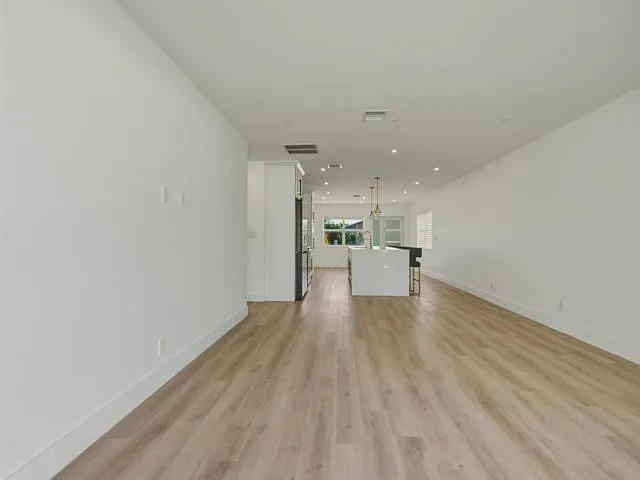 461 SW 1st St — Photo 8