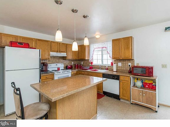 4th image of 10 Creek Ln
