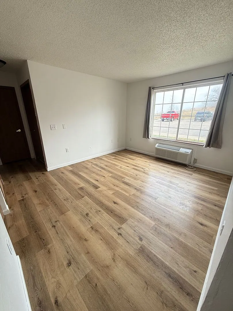 Building Photo - Hillcrest Apts