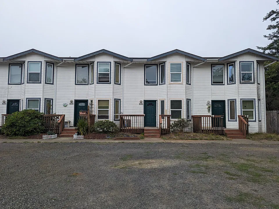 635 Sunset Ave NE #B