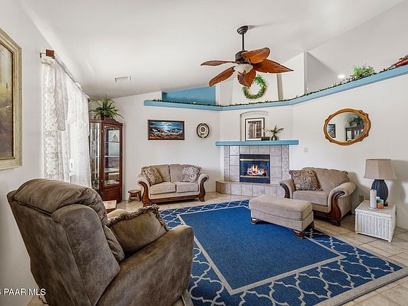 3rd image of 522 Grove Ln