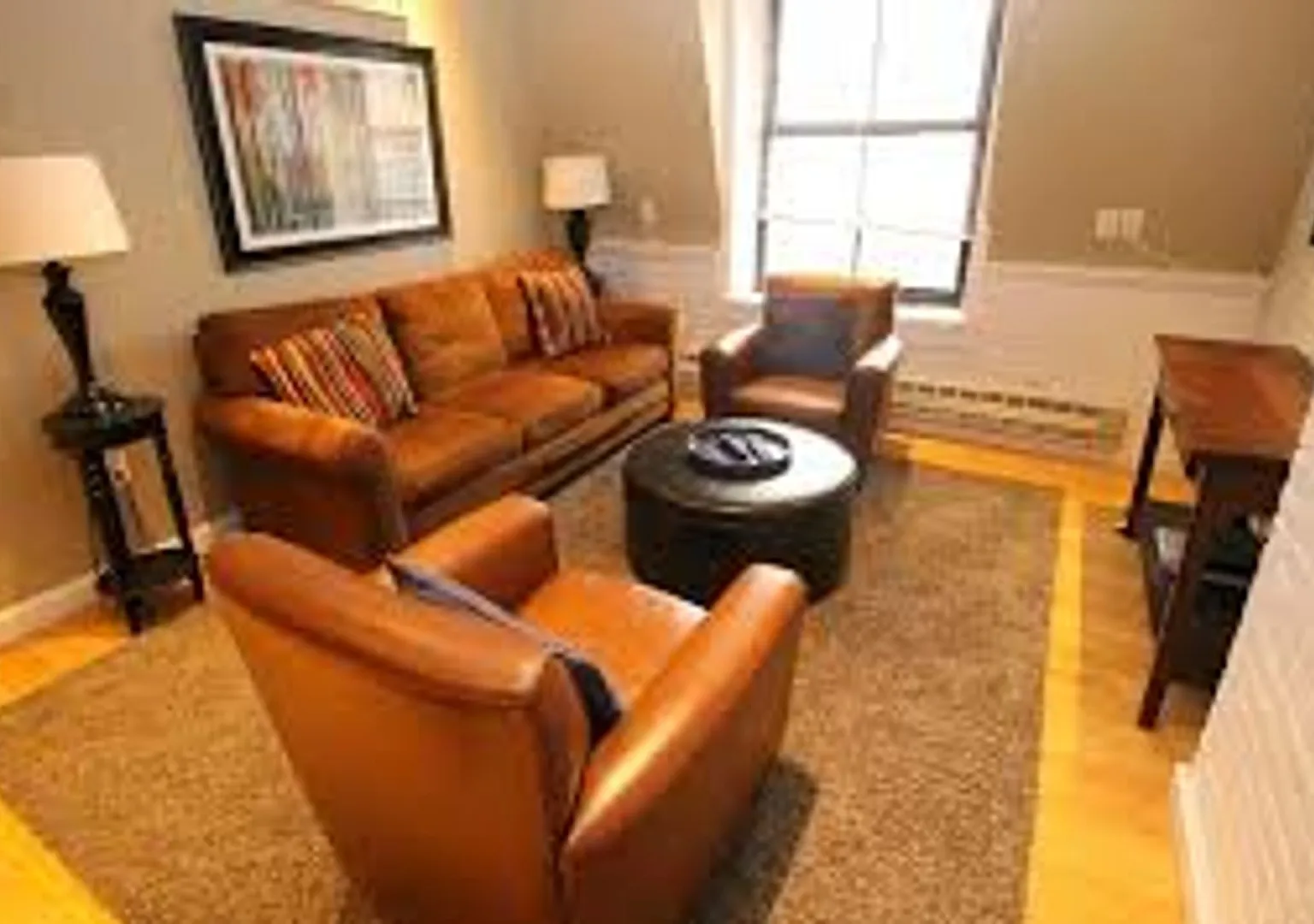 No Brokers Fee Unit in Back Bay. Laundry on a Site, Hot Water Included — Photo 1