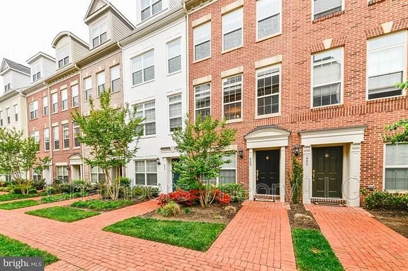 3 bed, 2.5 bath, 1422 sqft, $4,600 — Photo 1