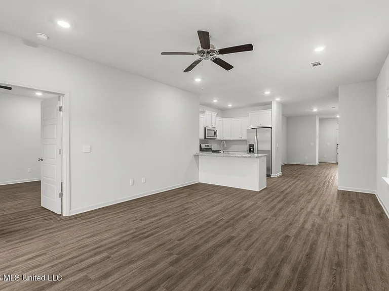 621 Stillwater Cv — Photo 15