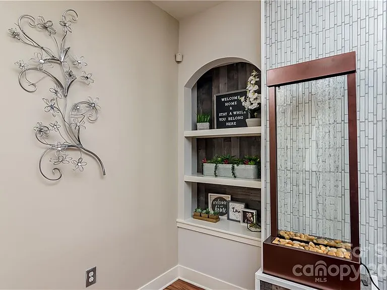 744 Seigle Point Dr — Photo 10