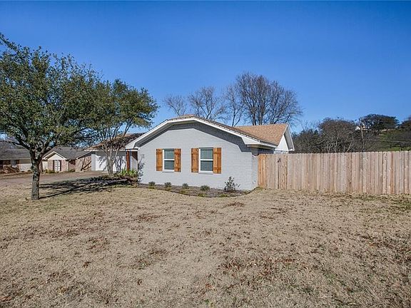 3rd image of 1301 Western Oaks Dr