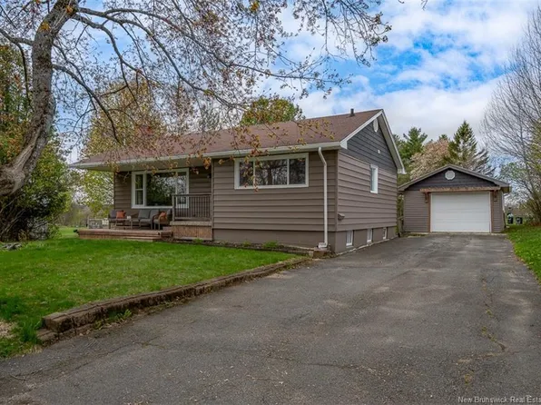 760 McEvoy St, Fredericton, NB E3A 3B7