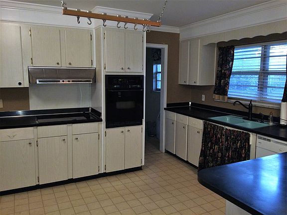 5th image of 303 Belmont Dr