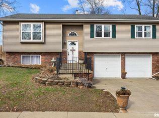 2811 W Larchmont Ln, Peoria, IL 61615