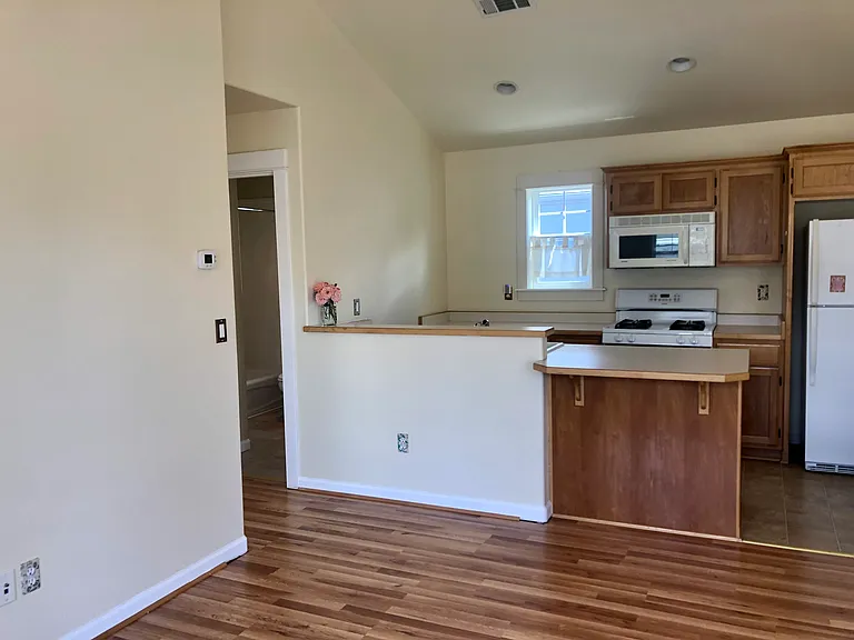 486 Clinton St — Photo 3