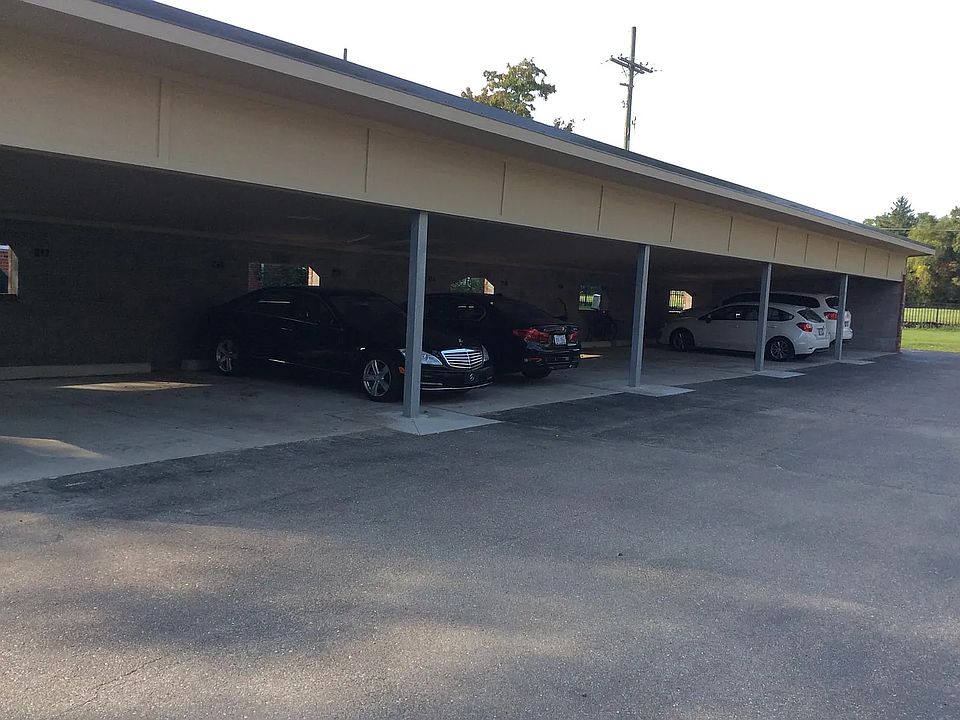 1st image of 427 Fox Hills Dr N #427