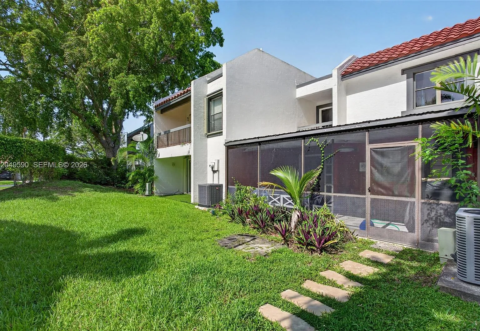 Townhouse Village At Bona — Photo 4