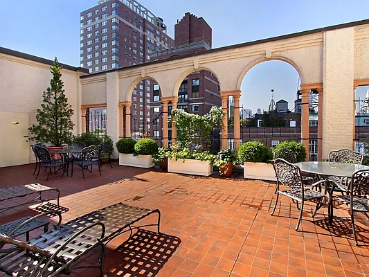 Sold by Sotheby's International Realty | media 16