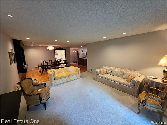5th image of 31935 W Forteen Mile Rd APT 120