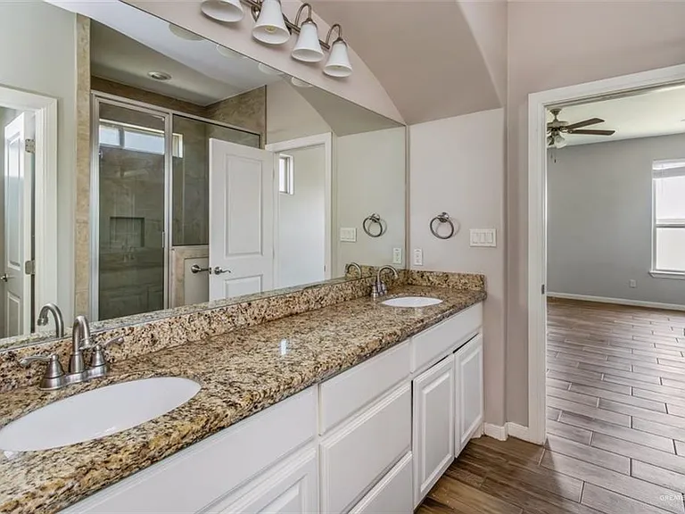 5217 Lost Creek Ln — Photo 10