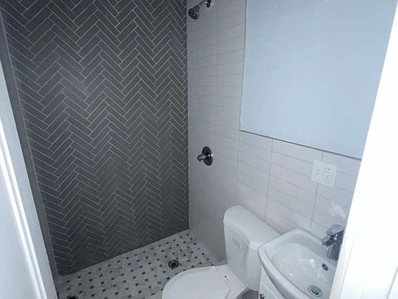 2nd image of 467 Ferry St #1F