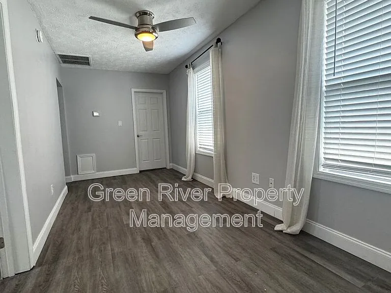 2803 College St — Photo 9