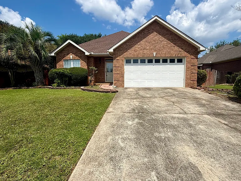 213 Carrington Ln — Photo 2