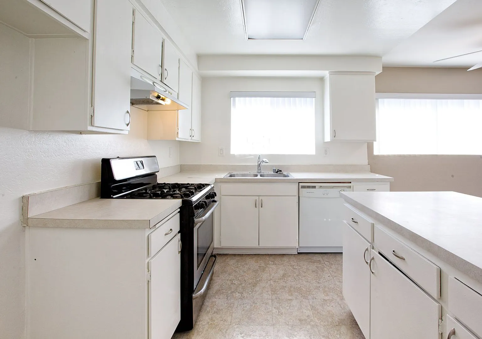 Large Upstairs 1 Bedroom. Private Garage With Auto Opener. Lots Of Storage! — Photo 4
