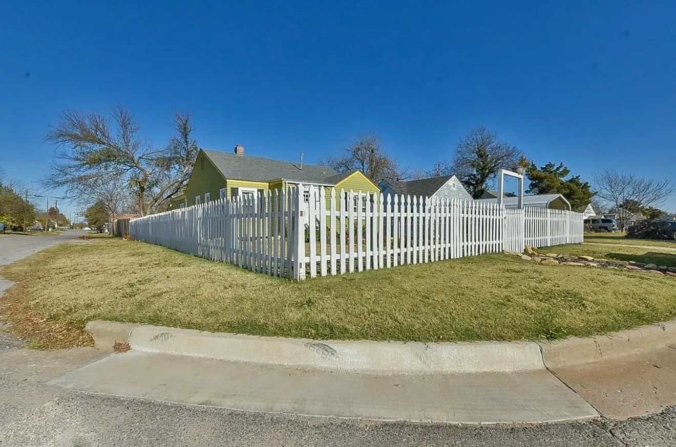 3 bed, 1029 sqft, $1,600 — Photo 2